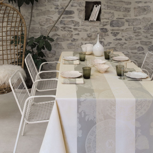 Le Jacquard Français Fleurs Gourmandes coated tablecloth craie/chalk