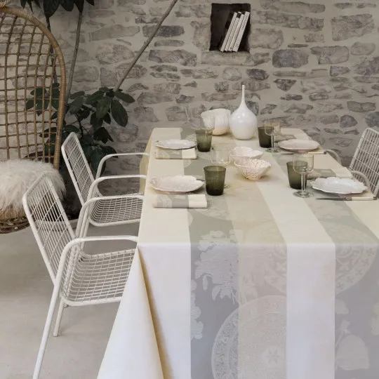 Le Jacquard Français Fleurs Gourmandes coated tablecloth craie/chalk