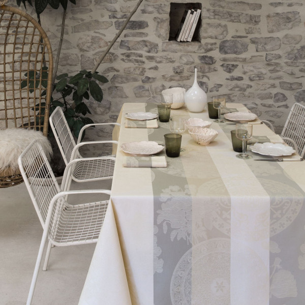 Le Jacquard Français Fleurs Gourmandes coated tablecloth craie/chalk