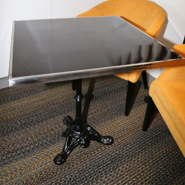 Square bistro table – 10 colors, 3 sizes, 3 finishes