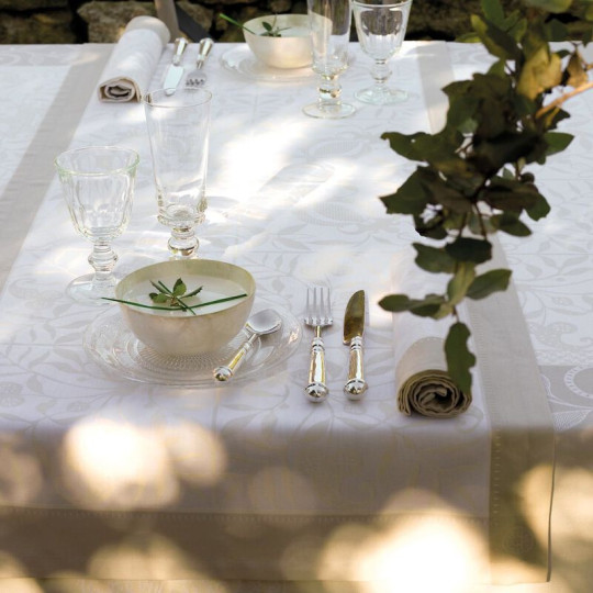 Le Jacquard Français Venezia table runner ivory cotton