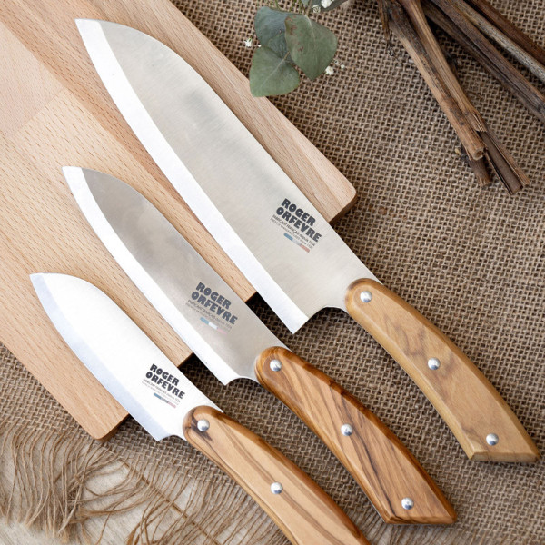 Roger Orfèvre Cutting board and 3 Santoku knives
