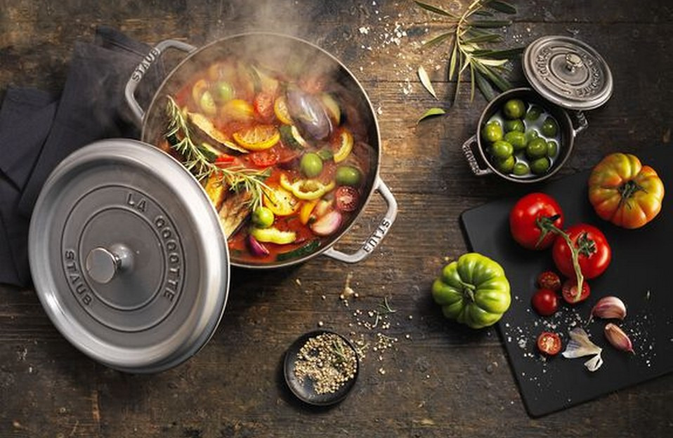 Comment bien choisir sa cocotte en fonte STAUB ? Critères et conseils